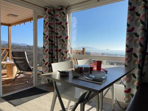 Photo de la galerie de l'établissement Bungalow Mas des Tortues, à Salles-sous-Bois