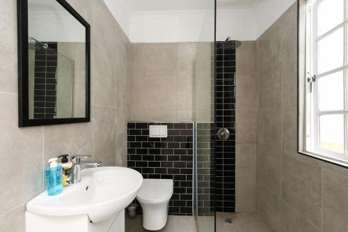 Phòng tắm tại Bakoven Beach House