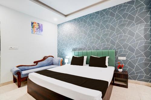 Postel nebo postele na pokoji v ubytování Hotel O Alankrita Resort