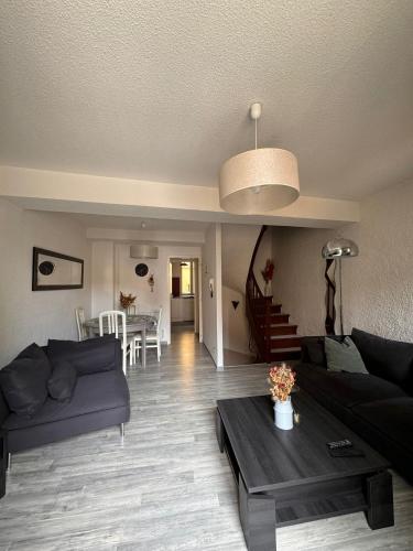 un salon avec un canapé et une table dans l'établissement Maison individuelle plein coeur d'Argelès sur Mer, à Argelès-sur-Mer