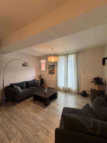un salon avec un canapé et une table basse dans l'établissement Maison individuelle plein coeur d'Argelès sur Mer, à Argelès-sur-Mer