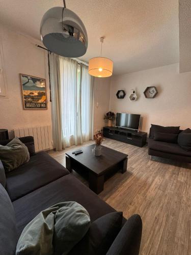 un salon avec un canapé et une table dans l'établissement Maison individuelle plein coeur d'Argelès sur Mer, à Argelès-sur-Mer
