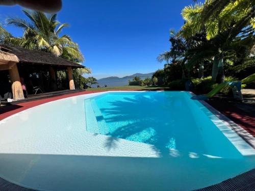 La alberca dentro o cerca de Exceptional villa with direct beach access