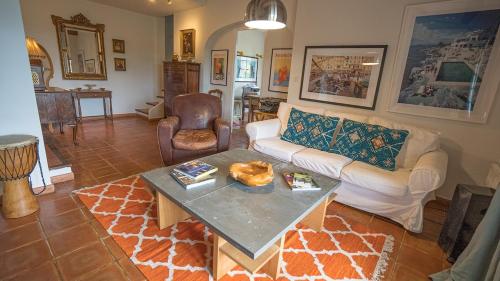 un salon avec un canapé et une table dans l'établissement Luxury Provence Bastide - 6 bedroom house, à Cotignac