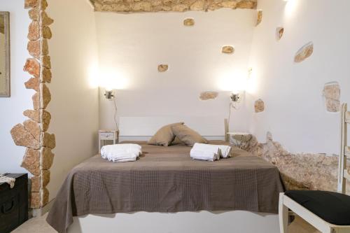 sypialnia z łóżkiem z 2 białymi poduszkami w obiekcie Casa Gioia Ostuni w mieście Ostuni