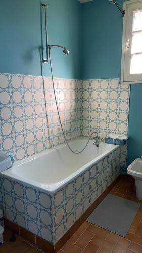 La salle de bains est pourvue d'une baignoire et d'une douche. dans l'établissement Masion de la paix et nature, à Saint-Maurice-les-Chérencey