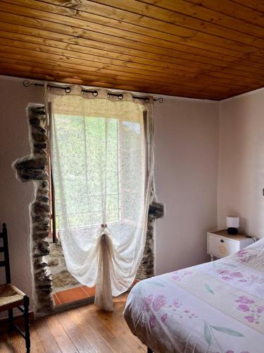 a bedroom with a bed and a window at A Ca’ da Zia in Corte