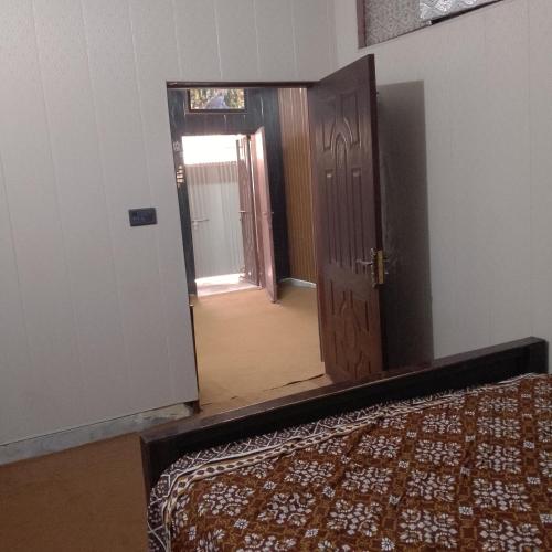 Tempat tidur dalam kamar di House