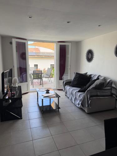 un salon avec un canapé et une table dans l'établissement I Tre Taglincchi, U Terzu - Proche mer, Clim, Wifi, Parking gratuit, à Taglio-Isolaccio