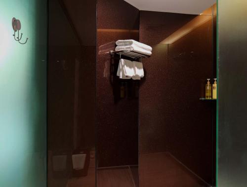 a bathroom with a shower with a glass door at 家德里酒店Dilli home hotel in Zhongshan