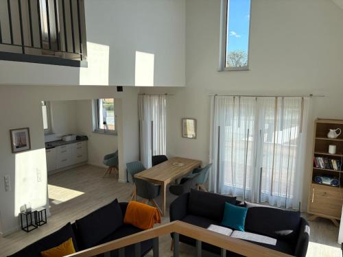 una sala de estar con un sofá y una mesa en Ferienresort Weidelbach, en Spangenberg