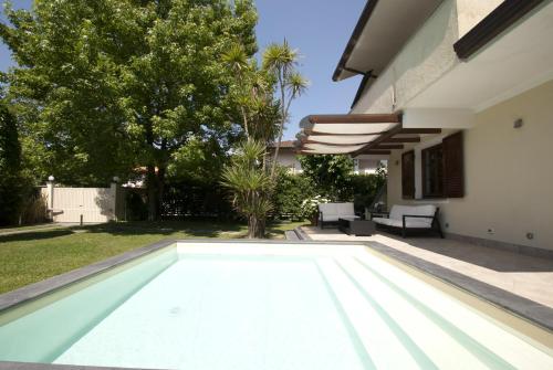 Der Swimmingpool an oder in der Nähe von Villa Nicolina