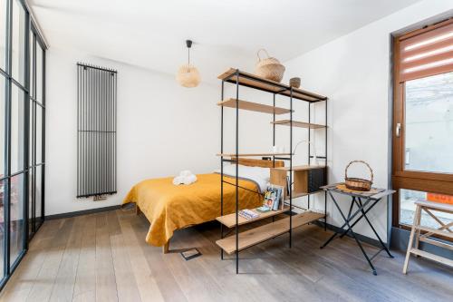 Ένα ή περισσότερα κρεβάτια σε δωμάτιο στο Jesionowa Homely Apartment with Garden