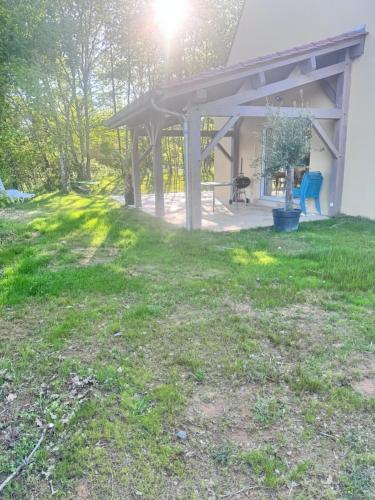 einen Pavillon im Garten mit grünem Rasen in der Unterkunft 3 chambres à côté de sarlat, dans le Périgord ! in Carsac-Aillac