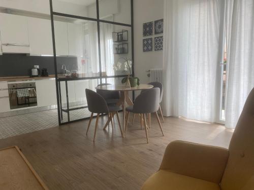 a kitchen and dining room with a table and chairs at Verde Salvia Home - Free park in Tavernerio
