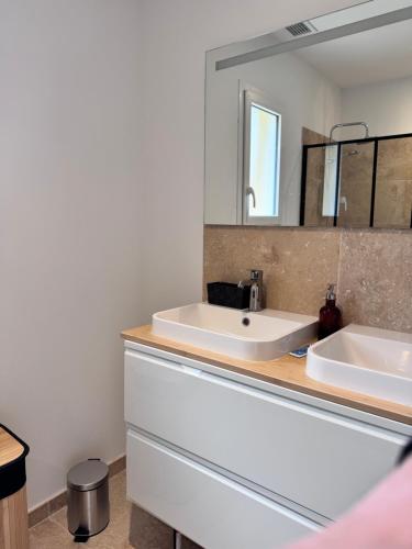 une salle de bain avec deux lavabos et un miroir dans l'établissement 3 chambres à côté de sarlat, dans le Périgord !, à Carsac-Aillac