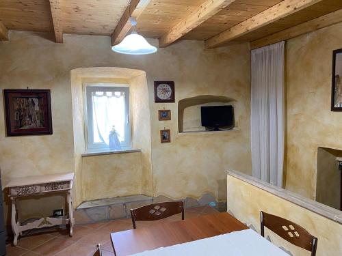 a dining room with a table and a window at La casa nel borgo in Monte Sabinese
