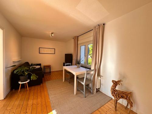 a living room with a table and a desk at Gemütliches Nest in Rinkerode in Drensteinfurt