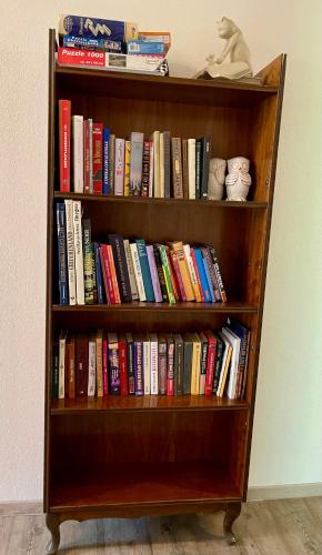 a book shelf filled with lots of books at Alpenpension Gasthof in Ratten