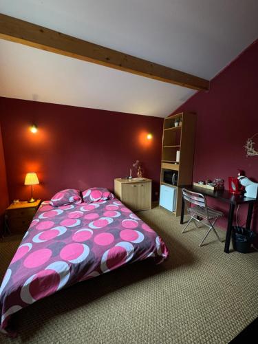 une chambre avec un grand lit et un bureau dans l'établissement La petite maison chez jp Eurexpo-LDLC arena-Stade OL, à Chassieu