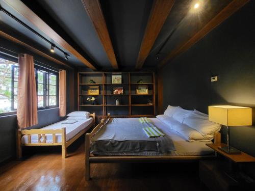 Un dormitorio con una cama y una estantería. en Casa Encantada Lodge, en Baguio