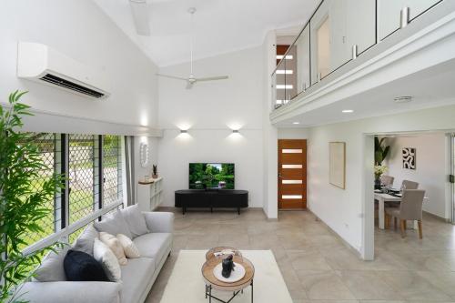 Χώρος καθιστικού στο The Nightcliff Nook - Sunsets & Shops