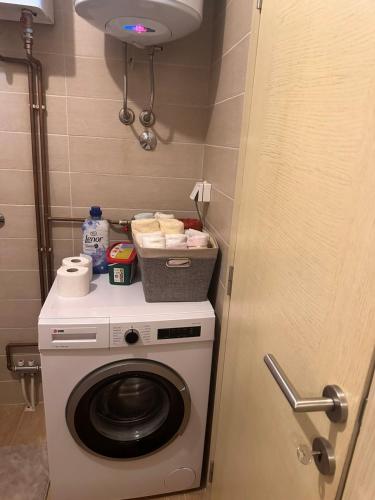 a washer and dryer in a small bathroom at Istocno Sarajevo-Hilandarska, Stan na dan SV in Donje Mladice