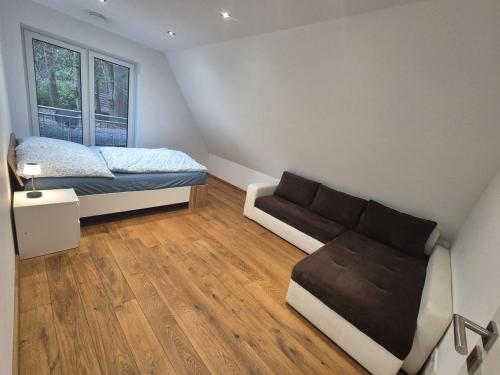 una piccola stanza con un letto e un divano di Moderne hochwertige Wohnung a Rheine