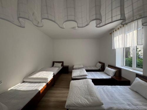 Giường trong phòng chung tại Hostel Buxoriy