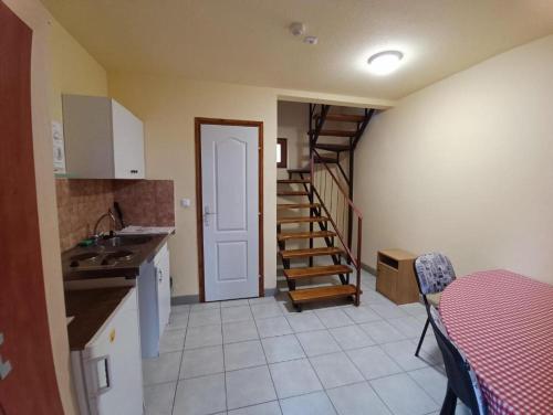 Kuchyň nebo kuchyňský kout v ubytování Színes Apartmanok és Kemencés Apartmanok