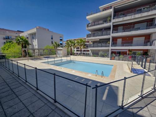 une piscine devant un immeuble dans l'établissement Rooftop du Lavandou - terrace and pool, au Lavandou