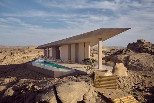 Kolam renang di atau dekat dengan Desert Rock Resort