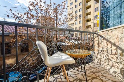 balkon ze stołem i krzesłami na balkonie w obiekcie Latorre w Erywaniu