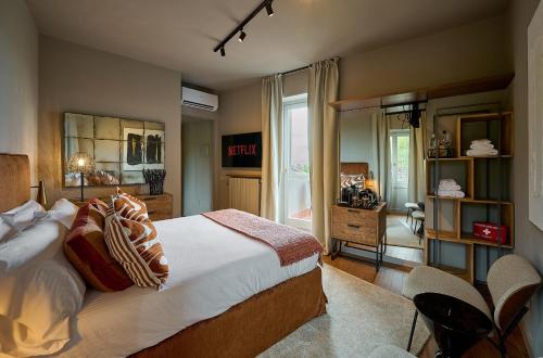 una camera da letto con un letto grande e una finestra di My Home For You - Città Alta a Bergamo