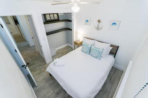 Un dormitorio con una gran cama blanca con dos almohadas. en Hot Tub 5 min to beach King Bed, en St. Augustine