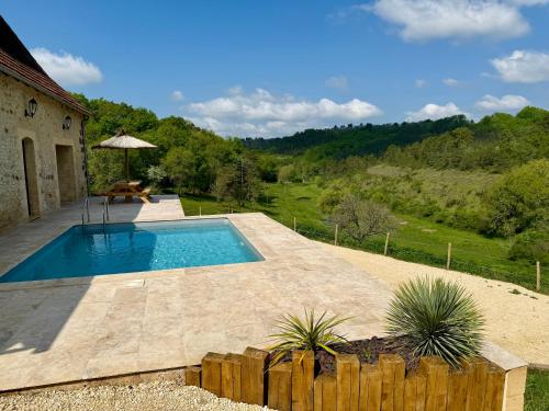 Bazén v ubytování Gite de charme avec piscine 4 chambres nebo v jeho okolí
