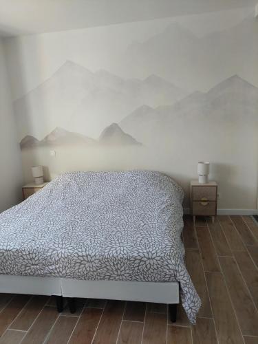 - une chambre avec un lit escamotable avec des montagnes dans l'établissement Appartement adapté PMR 4 personnes Saint Gervais les Bains, à Saint-Gervais-les-Bains