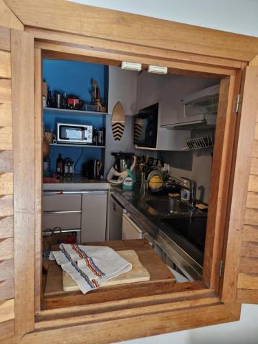 - une cuisine avec un comptoir et un plateau/bouilloire dans l'établissement Spacieux duplex 8 couchages, à Val dʼIsère