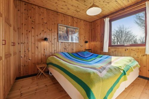 Giường trong phòng chung tại Cozy Cottage With A Beautiful View