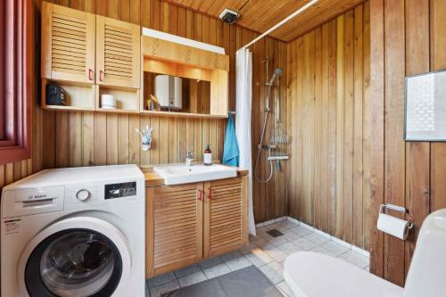 Phòng tắm tại Cozy Cottage With A Beautiful View