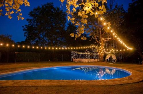 una serie di luci sopra la piscina di notte di quinta esperanza a Santiago