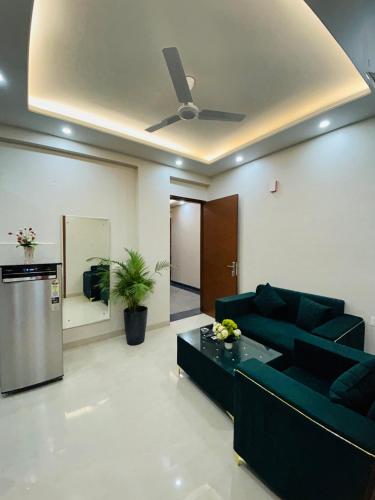 Area soggiorno di Private 1 BHK Serviced Apartments Sector 52 Near Millennium City Metro Station Gurgaon