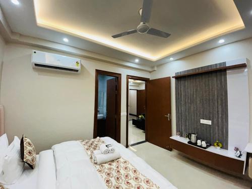 Letto o letti in una camera di Private 1 BHK Serviced Apartments Sector 52 Near Millennium City Metro Station Gurgaon