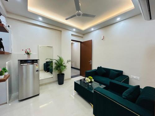un soggiorno con un divano e un tavolo di Private 1 BHK Serviced Apartments Sector 52 Near Millennium City Metro Station Gurgaon a Gurgaon