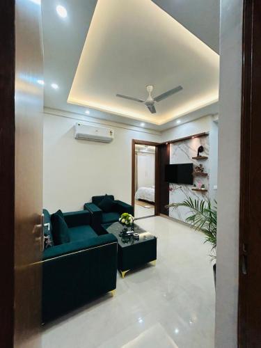 TV o dispositivi per l'intrattenimento presso Private 1 BHK Serviced Apartments Sector 52 Near Millennium City Metro Station Gurgaon