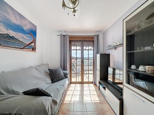 a living room with a bed and a television at Apartamento Villa Laura 1 in San José