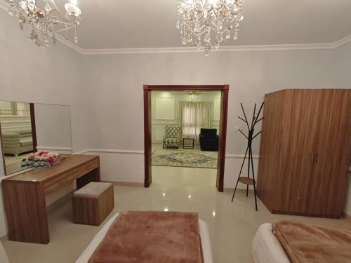 Una televisión o centro de entretenimiento en شقة خاصة بالدمام-Manazil Lina-Private apartment