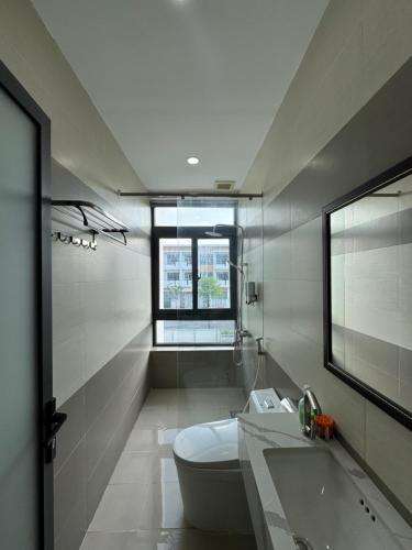 a bathroom with a tub and a toilet and a window at Khách sạn Giang Thành, khu đô thị Tây Bắc, gần bến tàu đi Phú Quốc in Rach Gia