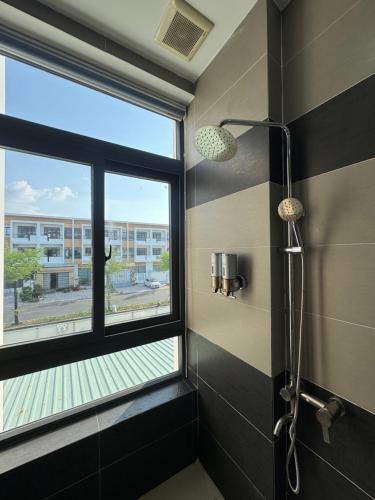 a bathroom with a window and a shower at Khách sạn Giang Thành, khu đô thị Tây Bắc, gần bến tàu đi Phú Quốc in Rach Gia