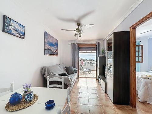 a living room with a table and a couch at Apartamento Villa Laura 1 in San José